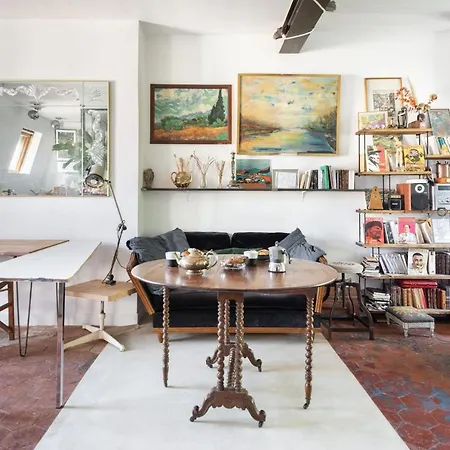 Appartamento Artistic Hideout With Balcony By Guestready