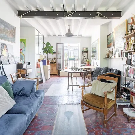 Apartment Artistic Hideout With Balcony By Guestready